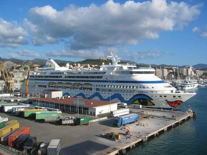 Instituciones y empresarios se alan para reinventar un destino de cruceros Baleares